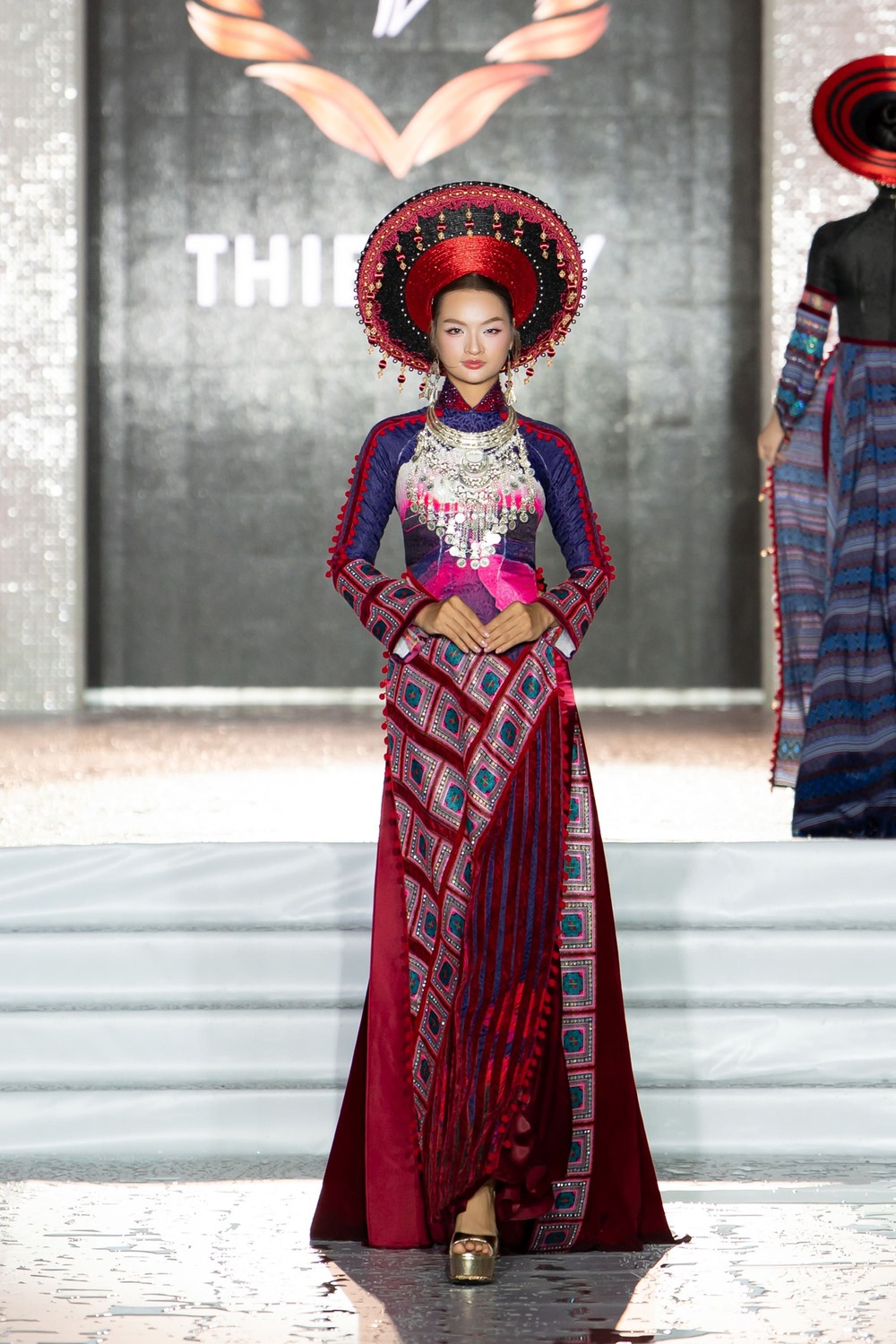 Tăng Phúc mặc áo dài, hát "Mình cưới nhau nha" tại Vietnam Heritage Áo Dài Fest 