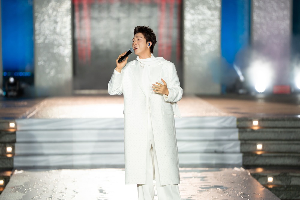 Tăng Phúc mặc áo dài, hát "Mình cưới nhau nha" tại Vietnam Heritage Áo Dài Fest 