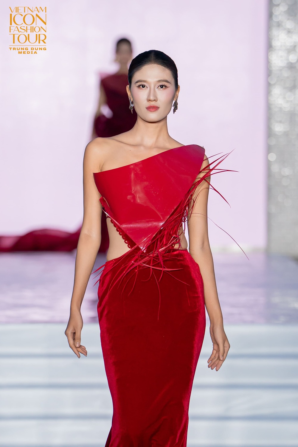 Vietnam Icon Fashion Tour 2025: Sàn diễn giữa Tháp Tam Thắng tôn vinh bản sắc Việt và tinh hoa sáng tạo