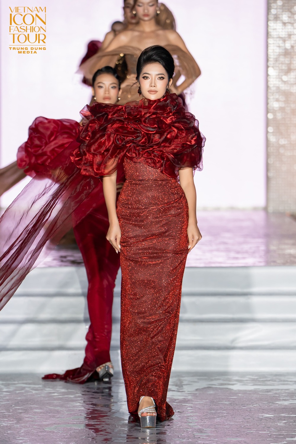 Vietnam Icon Fashion Tour 2025: Sàn diễn giữa Tháp Tam Thắng tôn vinh bản sắc Việt và tinh hoa sáng tạo