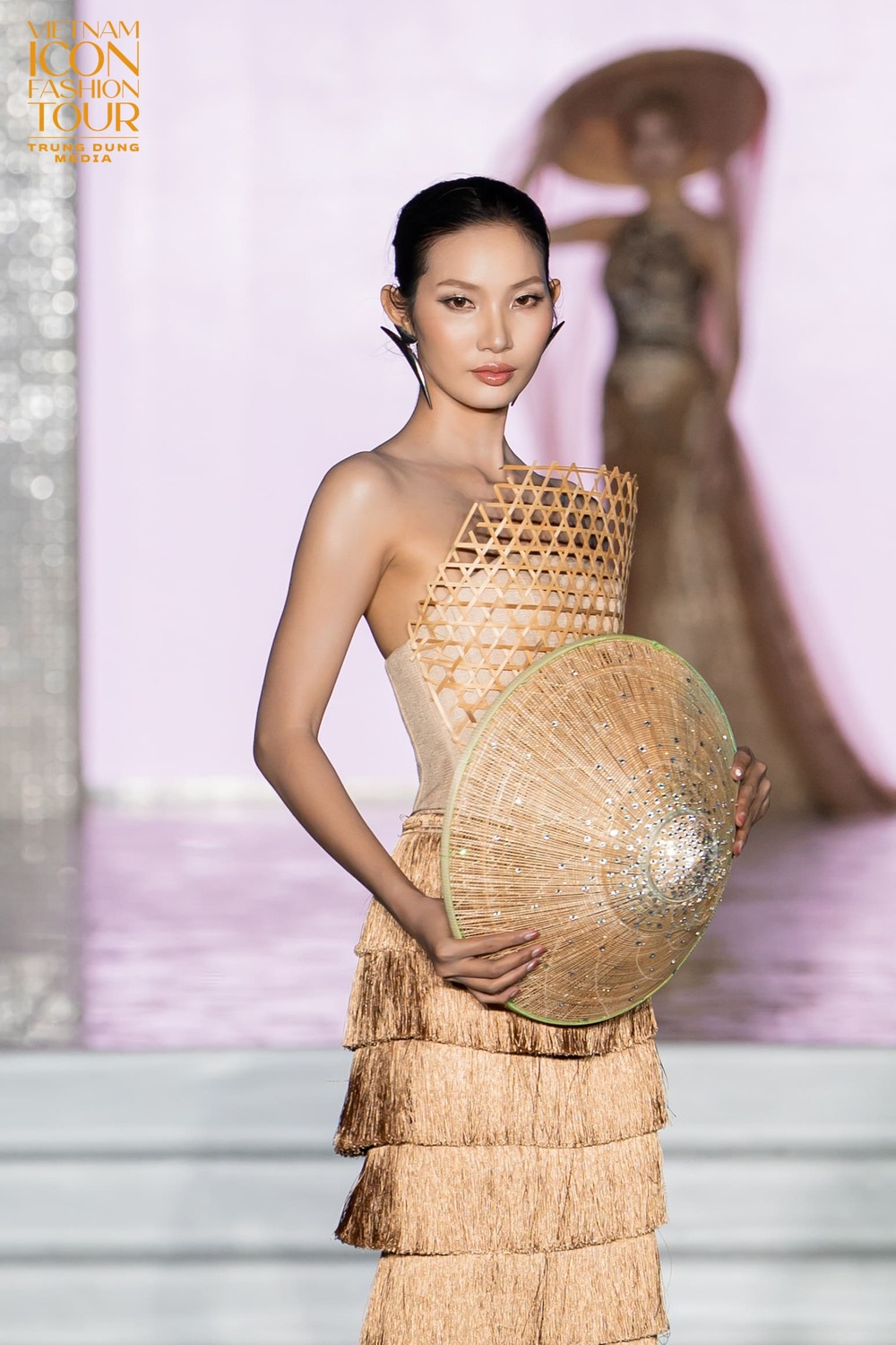 Vietnam Icon Fashion Tour 2025: Sàn diễn giữa Tháp Tam Thắng tôn vinh bản sắc Việt và tinh hoa sáng tạo