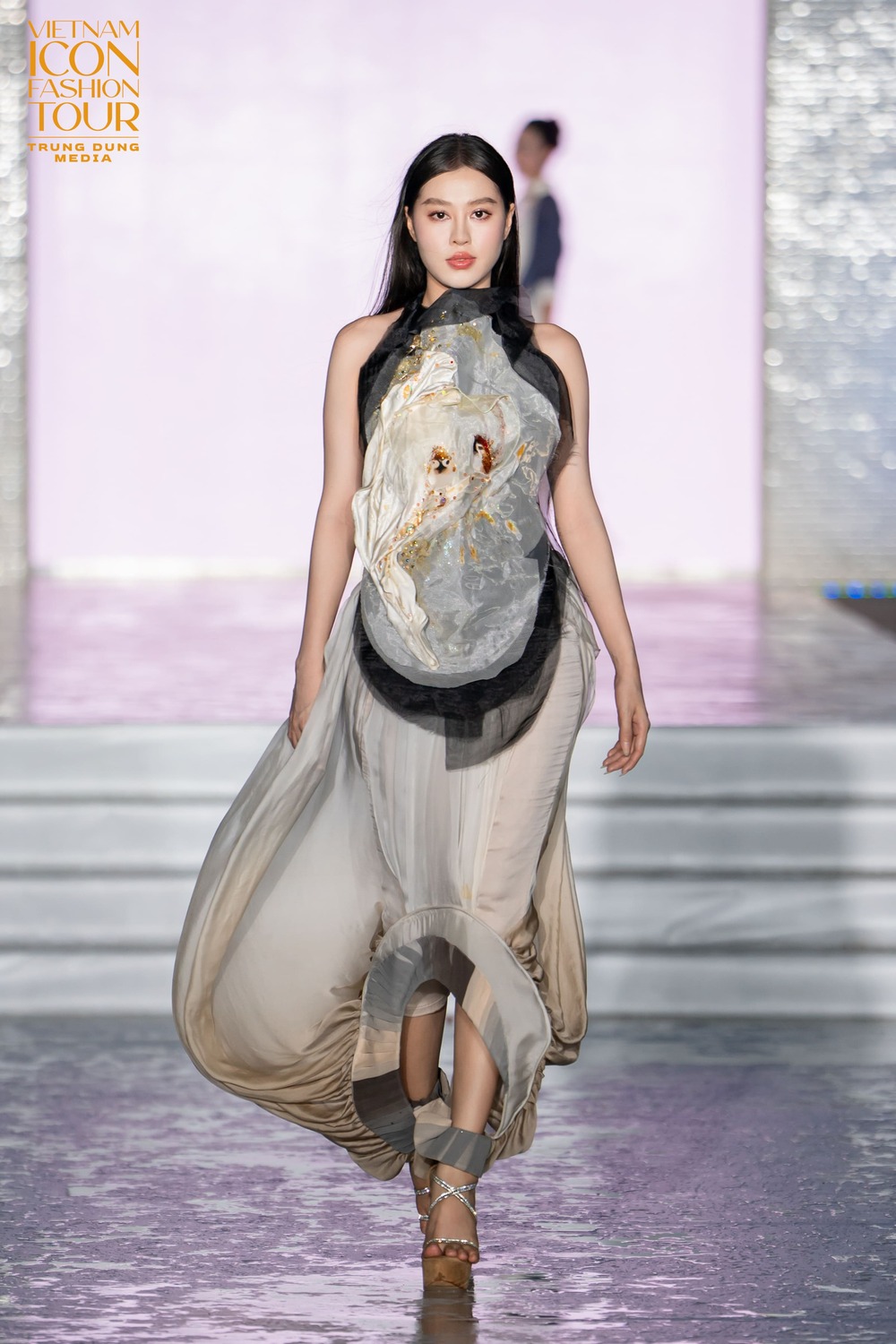 Vietnam Icon Fashion Tour 2025: Sàn diễn giữa Tháp Tam Thắng tôn vinh bản sắc Việt và tinh hoa sáng tạo