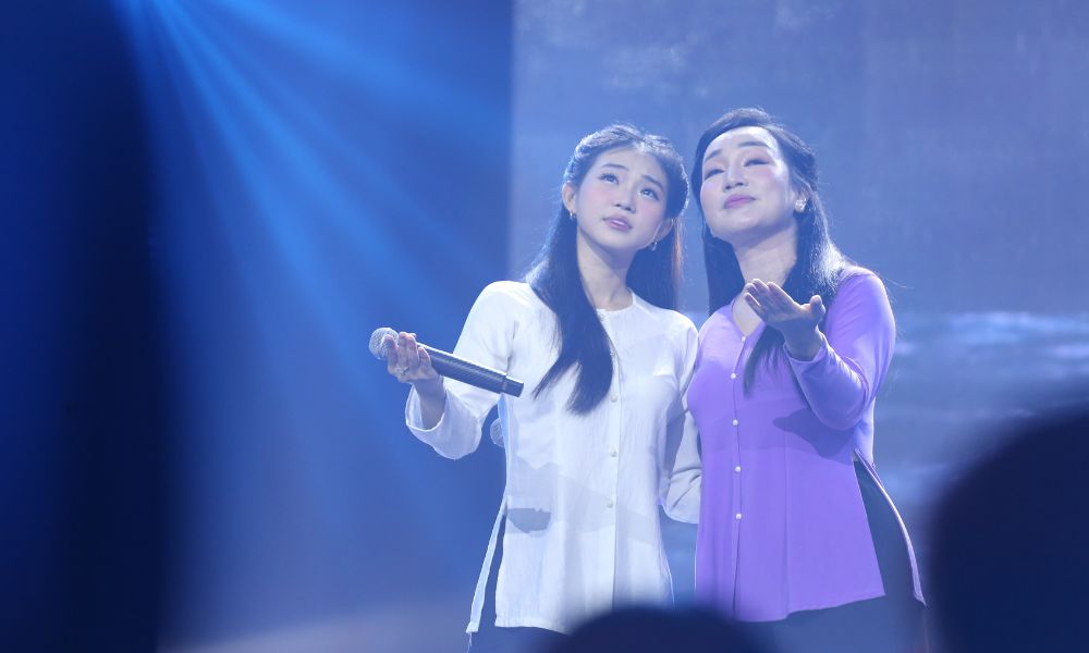 NSƯT Vân Khánh dành tràng pháo tay không ngớt cho phần song ca ăn ý của Hoàng Thái và ca, nhạc sĩ Bảo Kun 