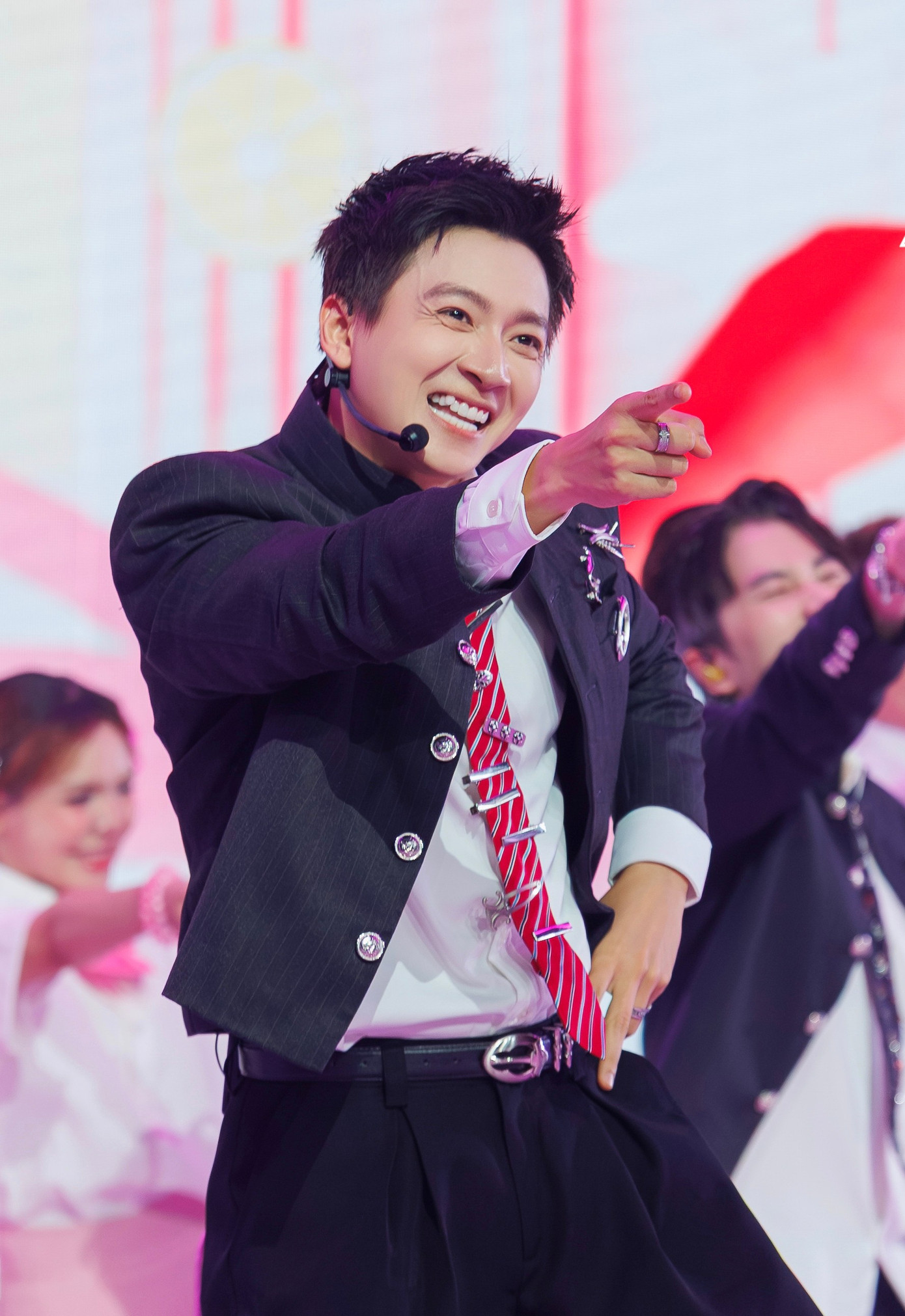 Ngô Kiến Huy lần đầu làm đội trưởng, nhận lời khen tuyệt đối từ MC Trấn Thành, Karik