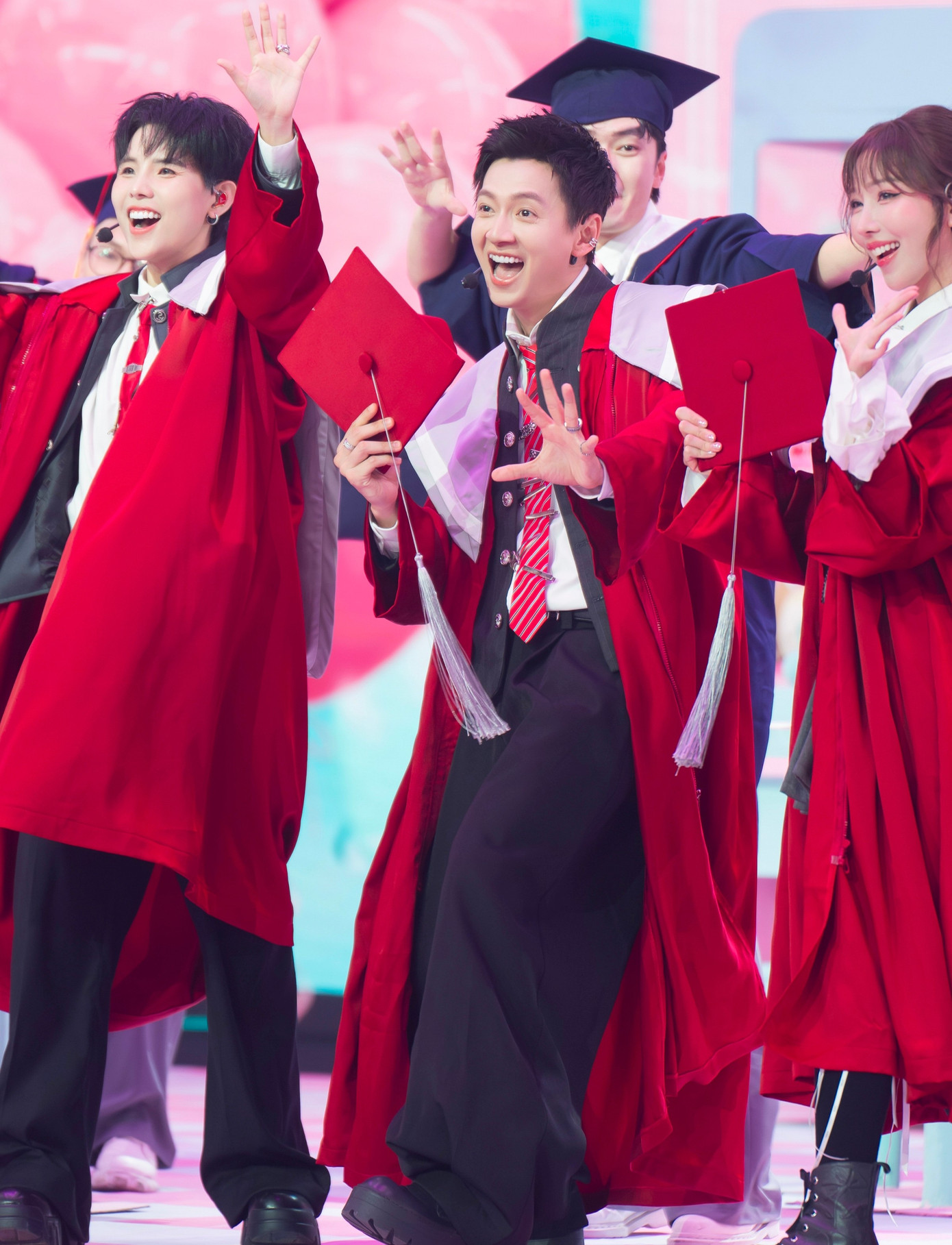 Ngô Kiến Huy lần đầu làm đội trưởng, nhận lời khen tuyệt đối từ MC Trấn Thành, Karik