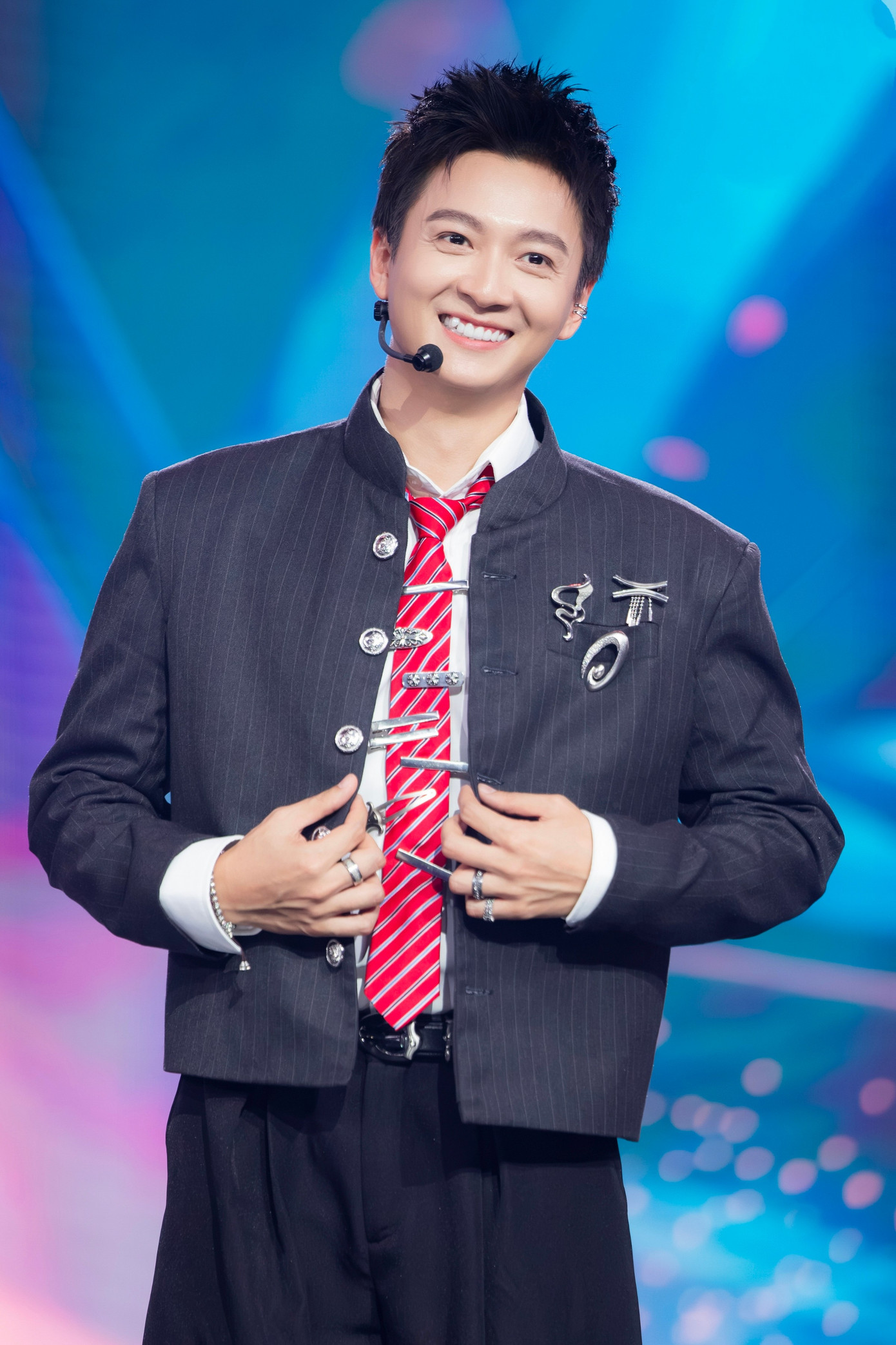 Ngô Kiến Huy lần đầu làm đội trưởng, nhận lời khen tuyệt đối từ MC Trấn Thành, Karik