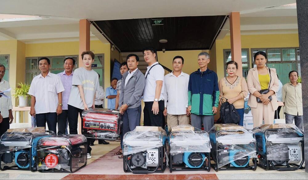 Jack về Huế tặng máy phát điện cho bà con vùng lũ sau khi bị tạm dừng biểu diễn 9 tháng