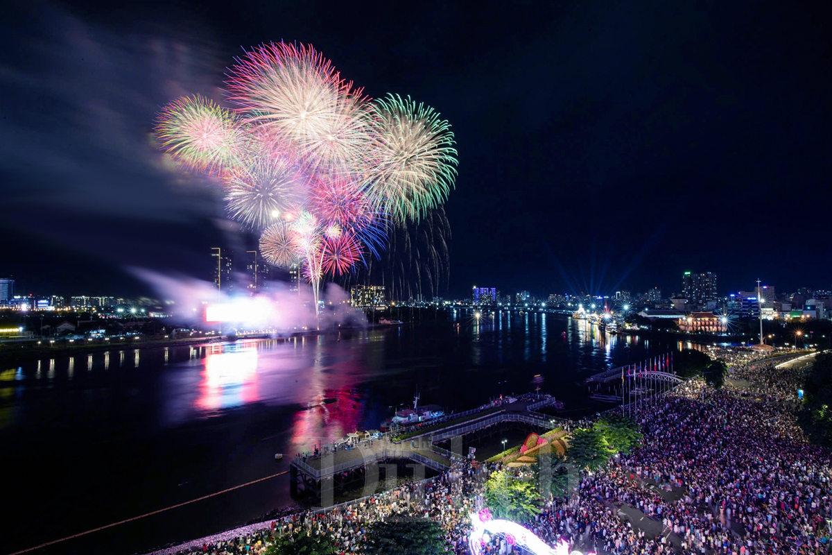 Điều tiết giao thông hơn 20 tuyến đường phục vụ dạ tiệc pháo hoa chào năm mới