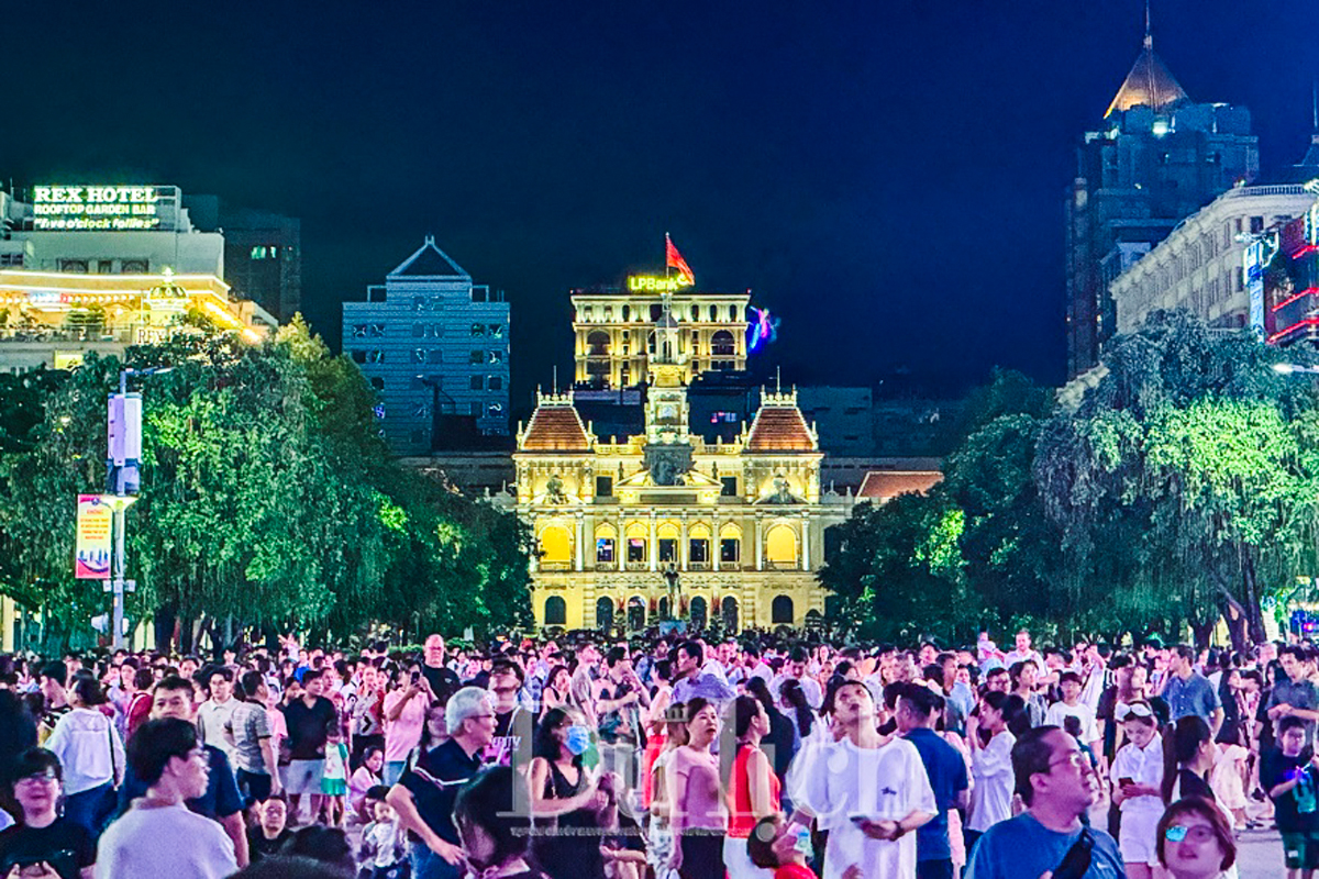 Điều tiết giao thông hơn 20 tuyến đường phục vụ dạ tiệc pháo hoa chào năm mới