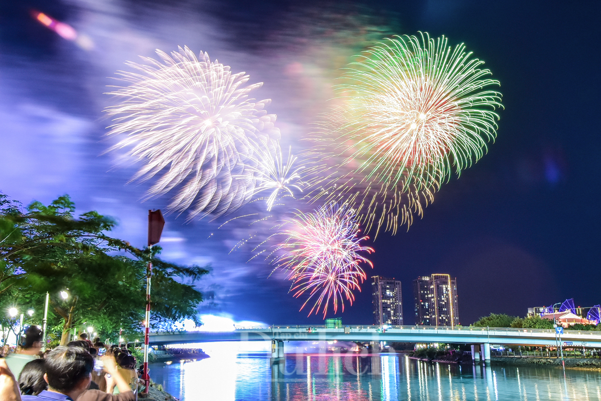 Điều tiết giao thông hơn 20 tuyến đường phục vụ dạ tiệc pháo hoa chào năm mới