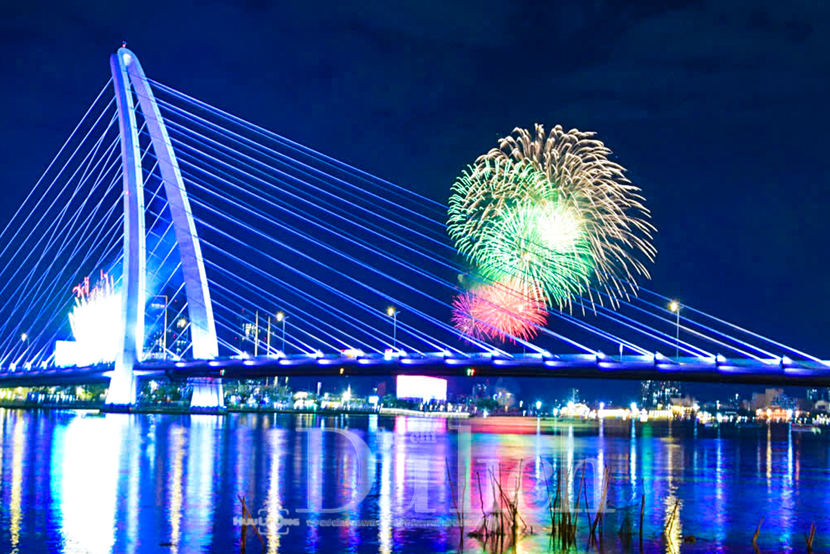 Điều tiết giao thông hơn 20 tuyến đường phục vụ dạ tiệc pháo hoa chào năm mới