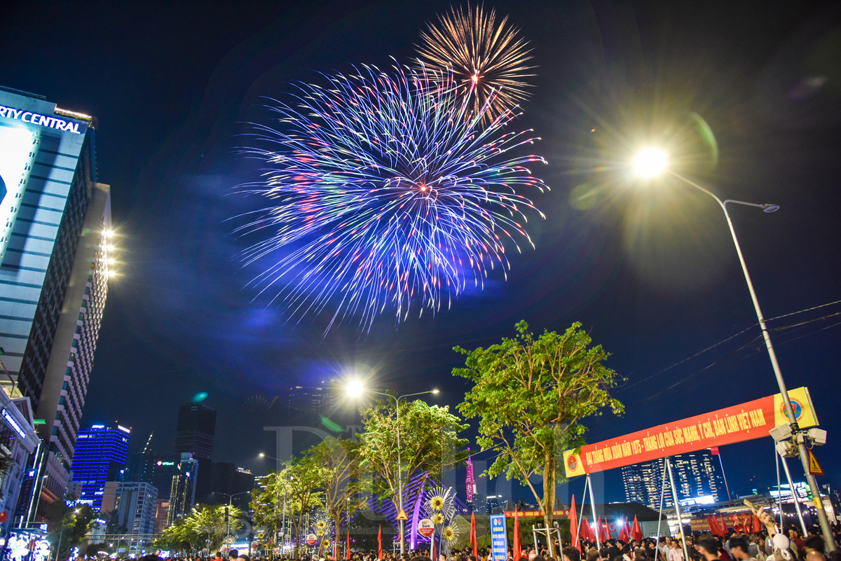 Điều tiết giao thông hơn 20 tuyến đường phục vụ dạ tiệc pháo hoa chào năm mới