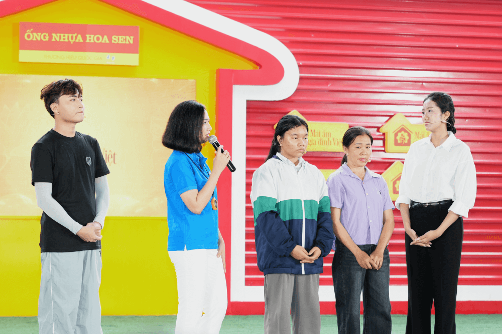 Hoa hậu Trúc Linh, ca sĩ Huy R nghẹn ngào trước nghị lực phi thường của cô bé 17 tuổi