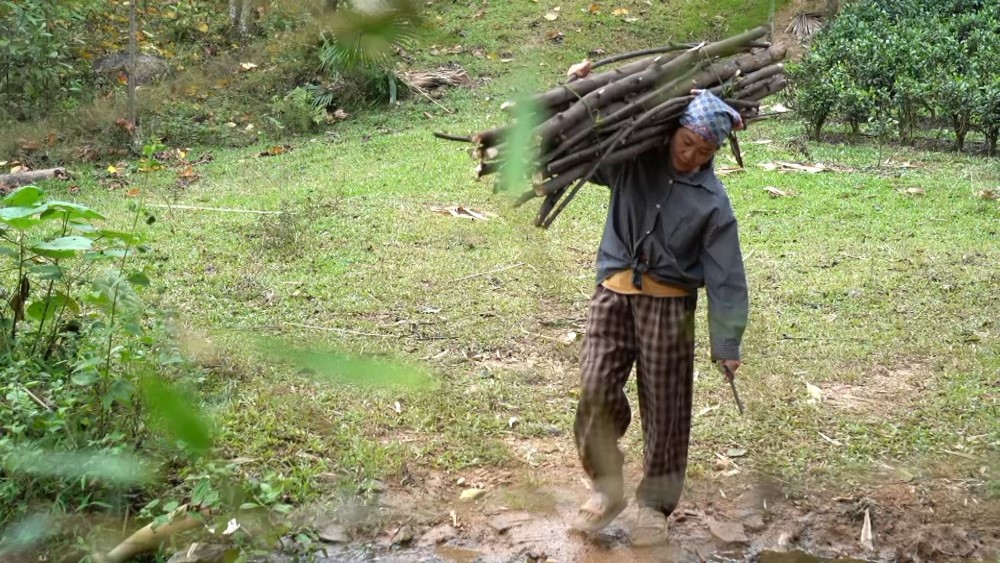 Hoa hậu Trúc Linh, ca sĩ Huy R nghẹn ngào trước nghị lực phi thường của cô bé 17 tuổi