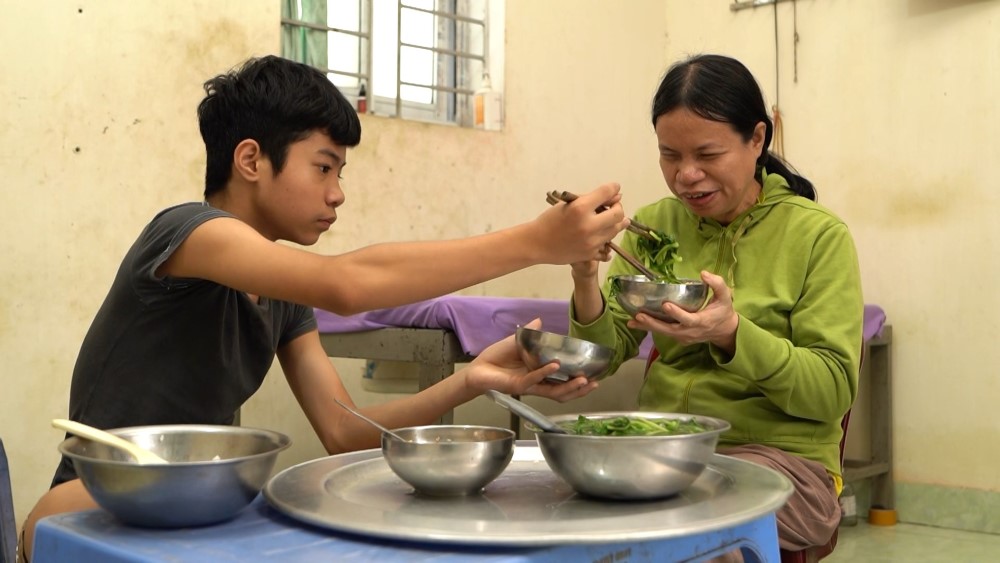 Huỳnh Lập, Hà Lê và Bùi Lê Mận xúc động trước câu chuyện người mẹ khiếm thị một mình nuôi con