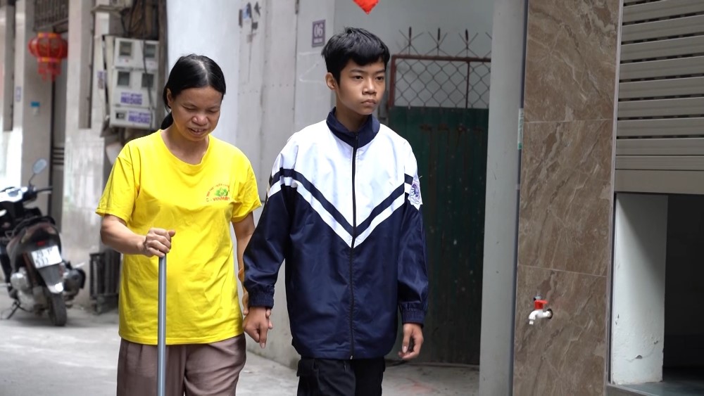 Huỳnh Lập, Hà Lê và Bùi Lê Mận xúc động trước câu chuyện người mẹ khiếm thị một mình nuôi con