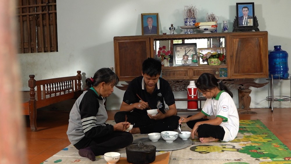 Hà Việt Dũng, Quỳnh Kool xúc động trước bé gái lớp 5 tự lo cho bản thân vì mẹ bệnh, anh trai bỏ học đi làm