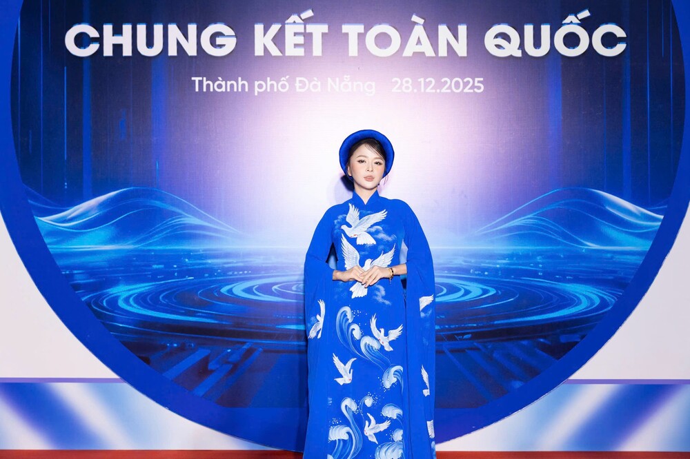 Hoa hậu Annie Nguyễn đằm thắm với áo dài trên thảm đỏ