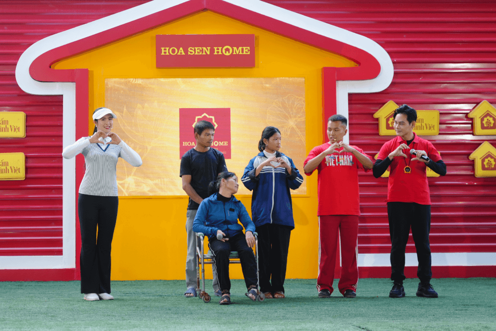 Ngọc Hân xúc động, Đỗ Kim Phúc khâm phục trước nghị lực của em nhỏ mồ côi