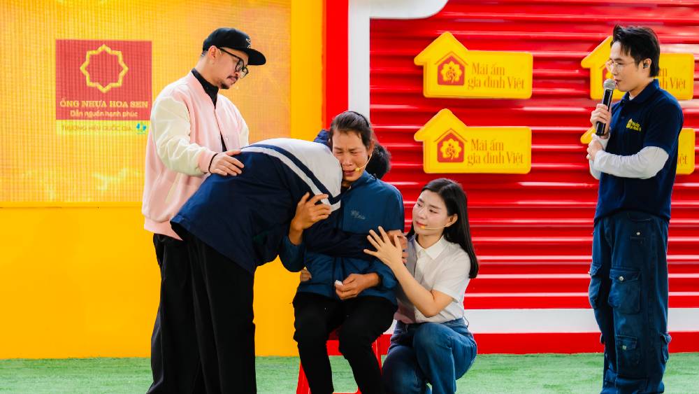 Huỳnh Lập, Hà Lê và Bùi Lê Mận xúc động trước câu chuyện người mẹ khiếm thị một mình nuôi con