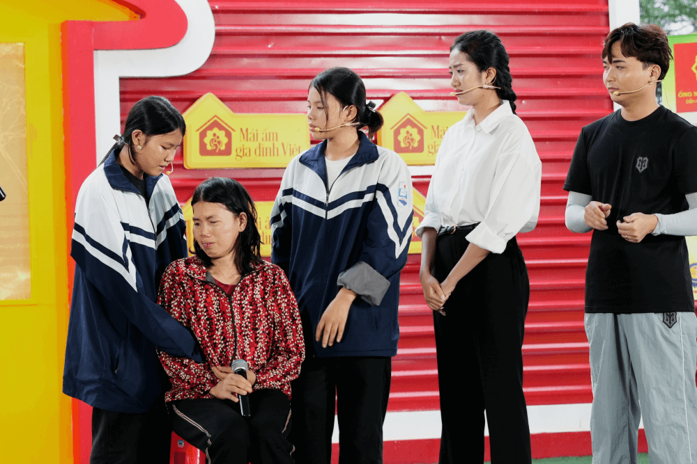 Hoa hậu Trúc Linh, ca sĩ Huy R nghẹn ngào trước nghị lực phi thường của cô bé 17 tuổi