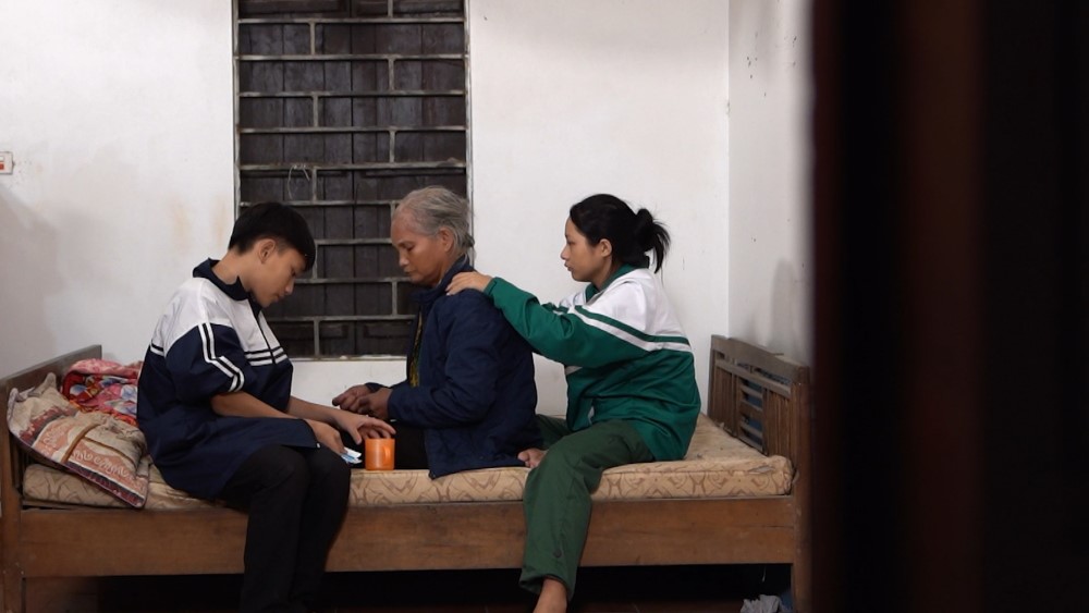 Huỳnh Lập, Hà Lê xót xa trước cảnh người bà già yếu gồng gánh nuôi hai cháu mồ côi