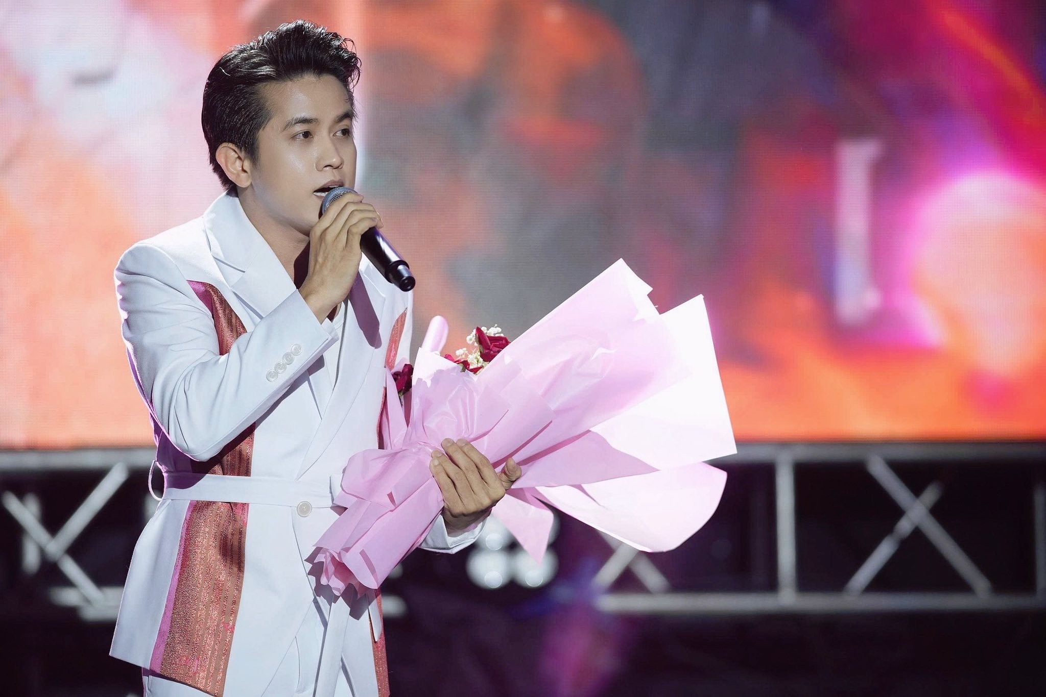 Trung Quang, Hoàng Thuỷ và Mai Trần Lâm thực hiện minishow "Chờ Đông", trích doanh thu hỗ trợ đồng bào bão lũ