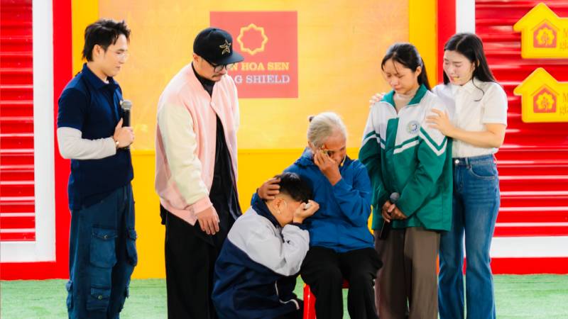 Huỳnh Lập, Hà Lê xót xa trước cảnh người bà già yếu gồng gánh nuôi hai cháu mồ côi