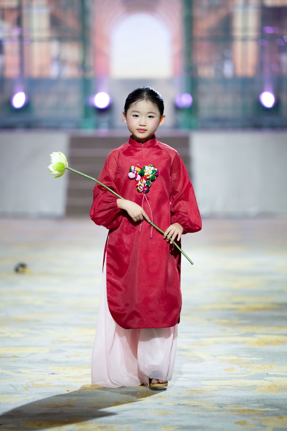 36 mẫu nhí tự tin trình diễn áo dài trên du thuyền