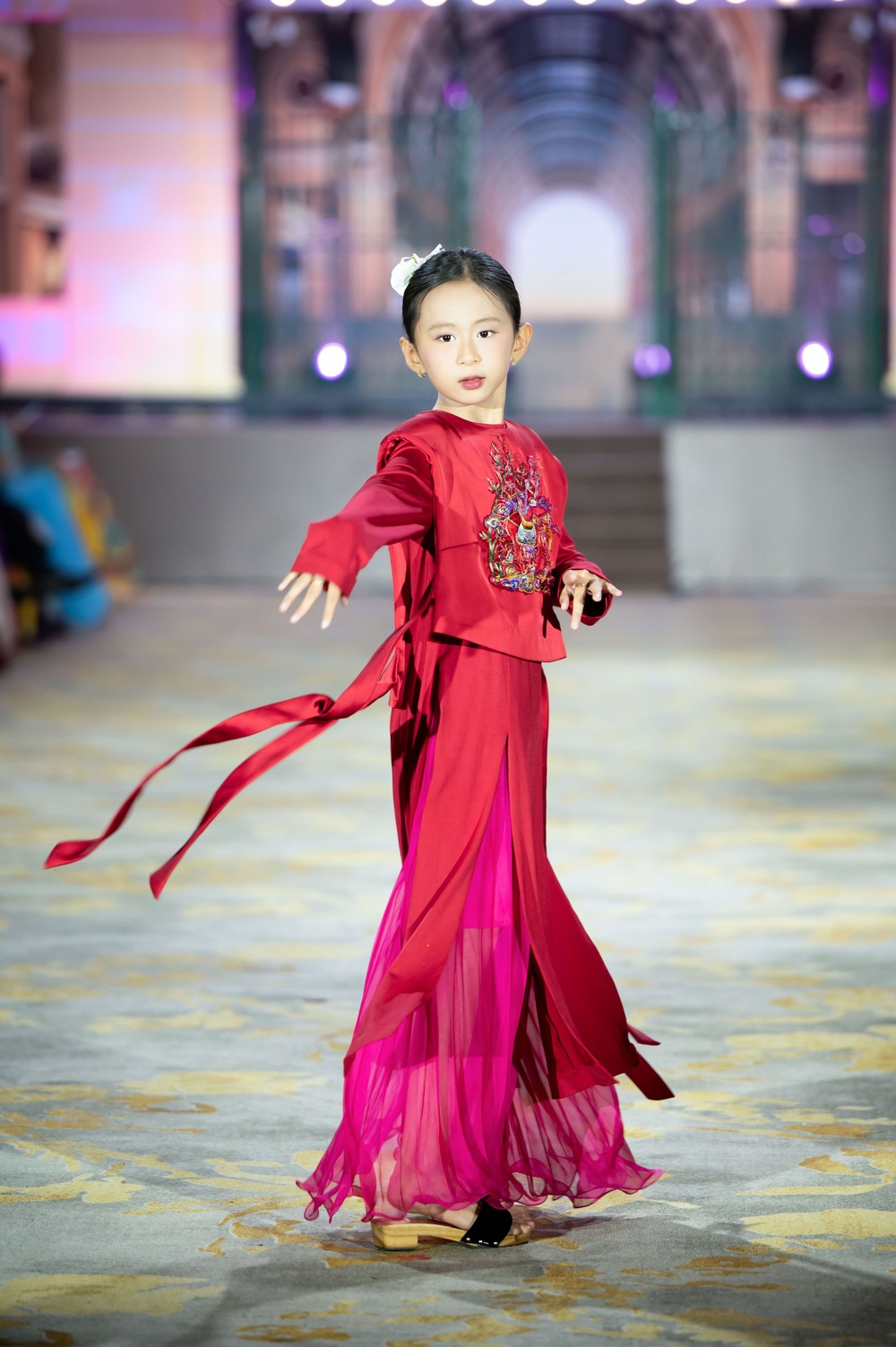 36 mẫu nhí tự tin trình diễn áo dài trên du thuyền