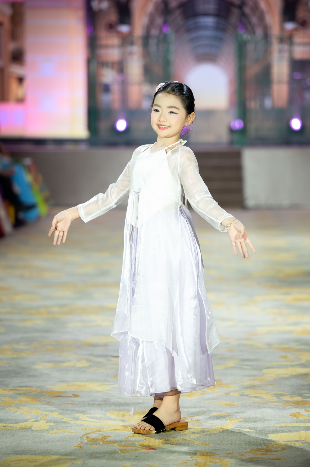 36 mẫu nhí tự tin trình diễn áo dài trên du thuyền