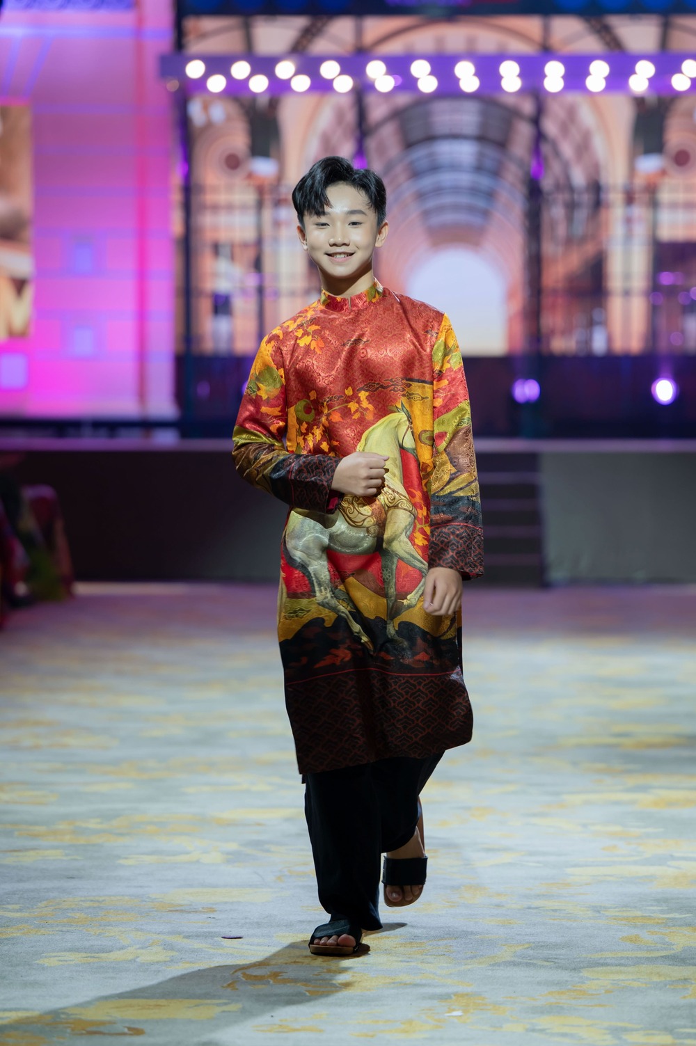 36 mẫu nhí tự tin trình diễn áo dài trên du thuyền