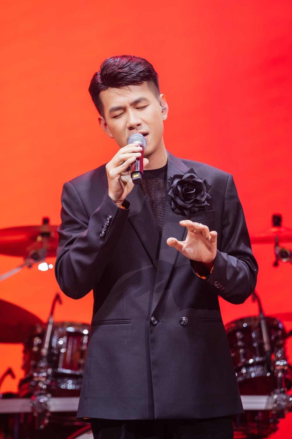 Hồ Trung Dũng giới thiệu album “ALIVE” với 11 ca khúc do chính anh sáng tác