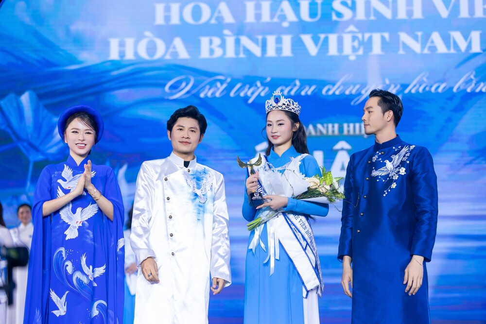 Hoa hậu Annie Nguyễn đằm thắm với áo dài trên thảm đỏ