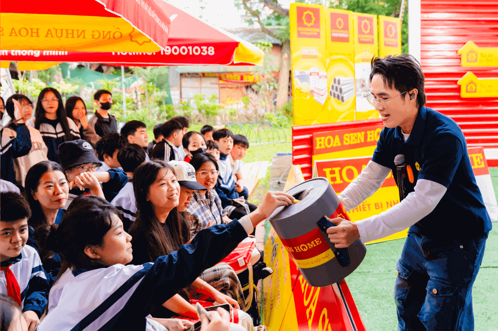 Huỳnh Lập, Hà Lê xót xa trước cảnh người bà già yếu gồng gánh nuôi hai cháu mồ côi