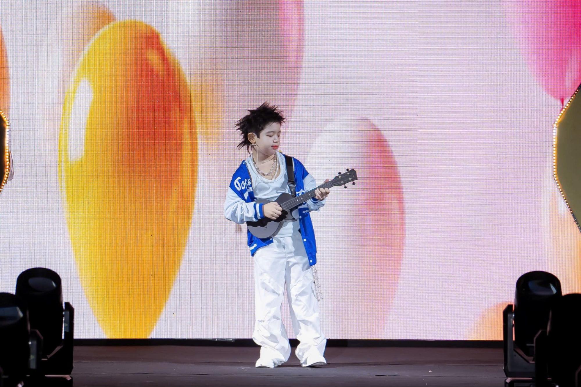 Cậu bé 7 tuổi nhận cúp “Ngôi sao nhí biểu tượng 2025” tại Vietnam Iconic Awards 2025