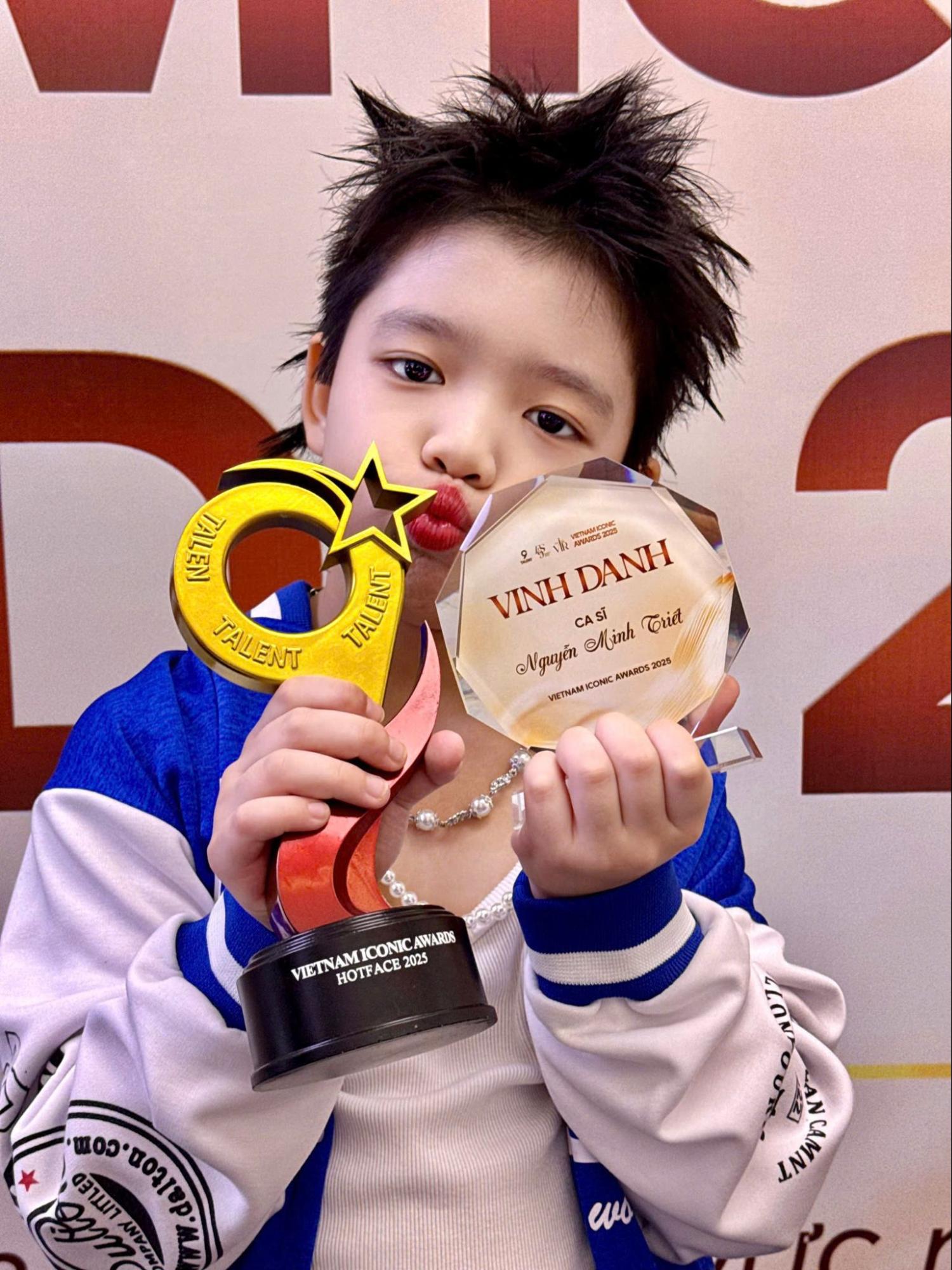 Cậu bé 7 tuổi nhận cúp “Ngôi sao nhí biểu tượng 2025” tại Vietnam Iconic Awards 2025