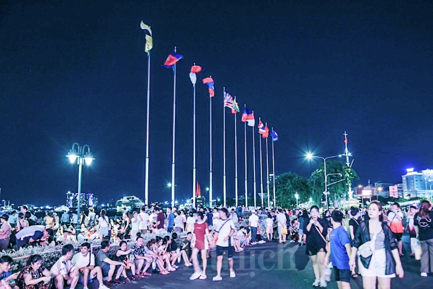 Điều tiết giao thông hơn 20 tuyến đường phục vụ dạ tiệc pháo hoa chào năm mới