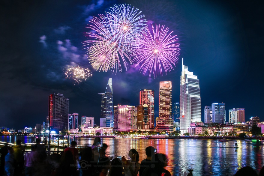 Điều tiết giao thông hơn 20 tuyến đường phục vụ dạ tiệc pháo hoa chào năm mới