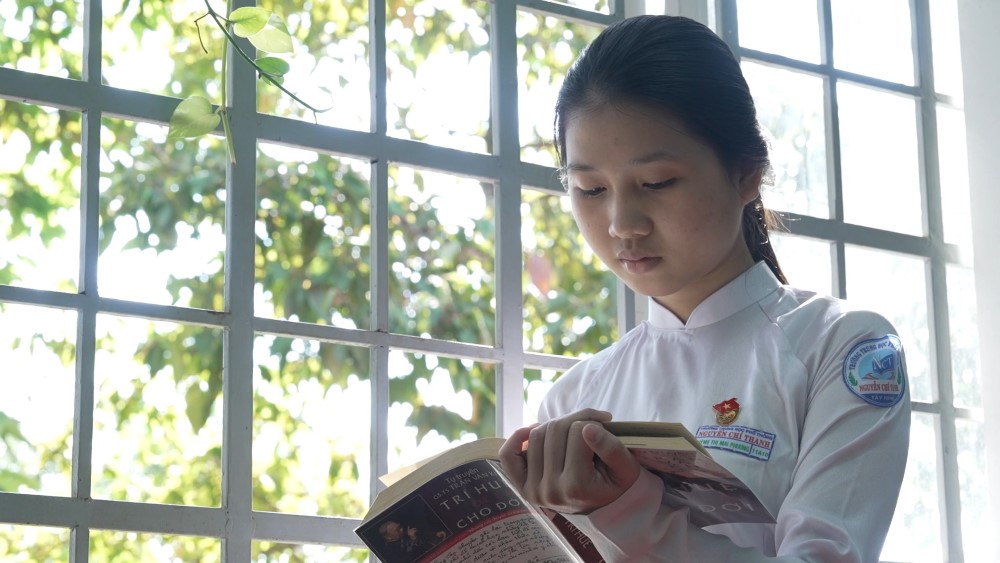 Vân Trang, Huy Khánh xúc động khi trở lại Mái ấm gia đình Việt, sẻ chia cùng những mảnh đời kém may mắn