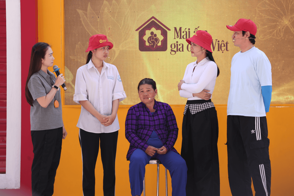 Vân Trang, Huy Khánh xúc động khi trở lại Mái ấm gia đình Việt, sẻ chia cùng những mảnh đời kém may mắn