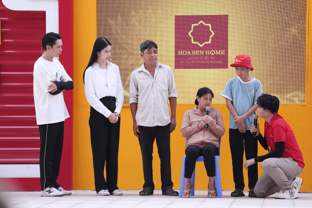 Á hậu Phương Anh rơi nước mắt, MC Vũ Mạnh Cường và diễn viên Bạch Công Khanh nghẹn lòng trước hoàn cảnh em nhỏ khó khăn