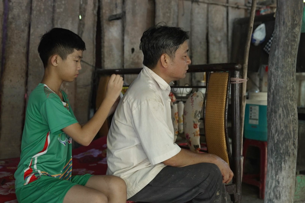 Á hậu Phương Anh rơi nước mắt, MC Vũ Mạnh Cường và diễn viên Bạch Công Khanh nghẹn lòng trước hoàn cảnh em nhỏ khó khăn