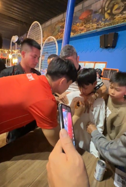 Đình Bắc đãi 100 mâm cảm ơn làng xóm, Văn Bình bối rối khi được so sánh với sao Hàn