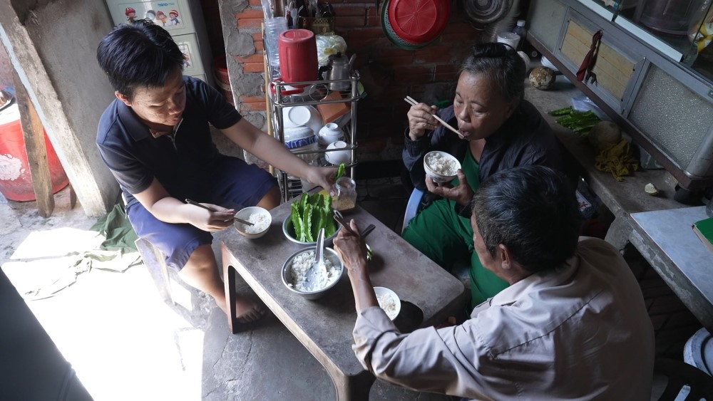 Vân Trang, Huy Khánh xúc động khi trở lại Mái ấm gia đình Việt, sẻ chia cùng những mảnh đời kém may mắn