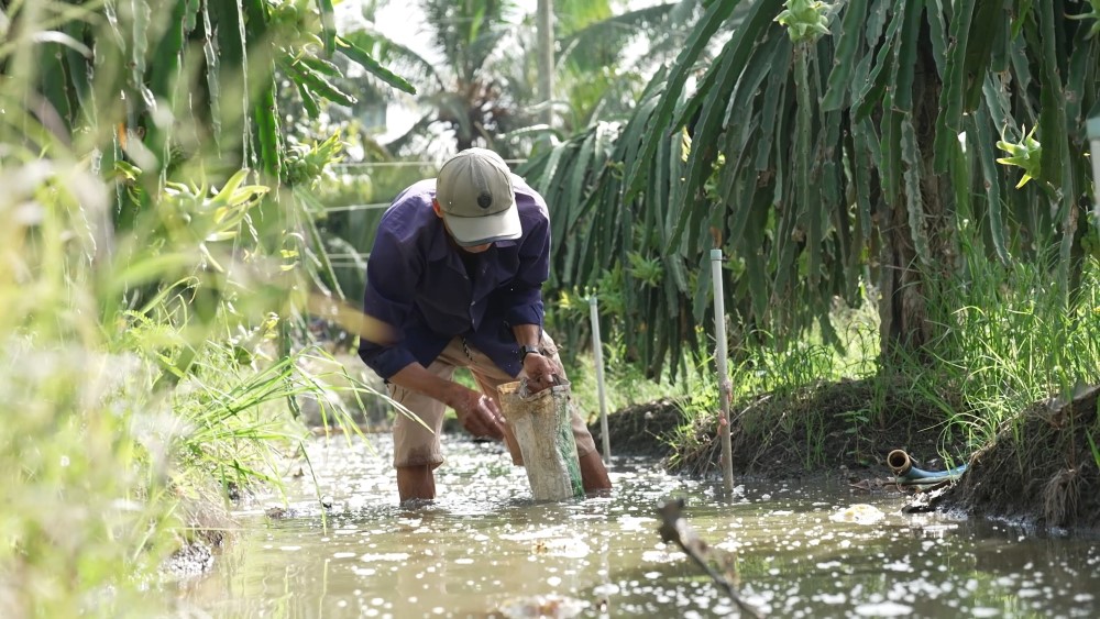 Á hậu Phương Anh rơi nước mắt, MC Vũ Mạnh Cường và diễn viên Bạch Công Khanh nghẹn lòng trước hoàn cảnh em nhỏ khó khăn