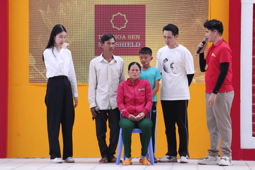 Á hậu Phương Anh rơi nước mắt, MC Vũ Mạnh Cường và diễn viên Bạch Công Khanh nghẹn lòng trước hoàn cảnh em nhỏ khó khăn