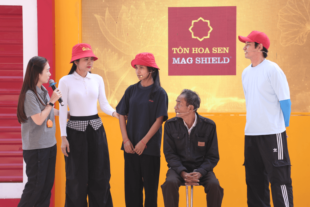 MC Thanh Thảo, Huy Khánh và Vân Trang nghẹn lòng trước hoàn cảnh cô bé mất mẹ, sống cùng ông bà đã lớn tuổi