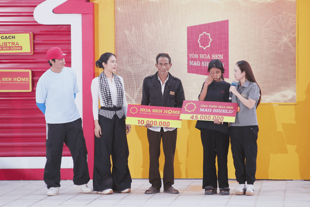 MC Thanh Thảo, Huy Khánh và Vân Trang nghẹn lòng trước hoàn cảnh cô bé mất mẹ, sống cùng ông bà đã lớn tuổi