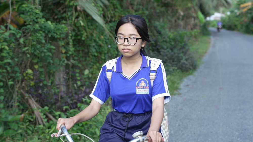 MC Thái Vũ, Vinh Râu, Hoàng Duyên nghẹn ngào trước hoàn cảnh của cô bé mồ côi, sống nương tựa bà ngoại già yếu